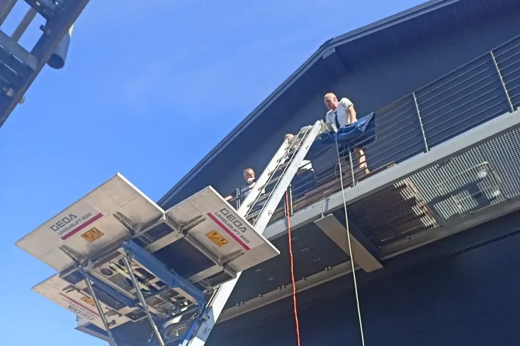 Dostawa, wnoszenie materiałów budowlanych za pomocą zewnętrznej widny do przeprowadzek